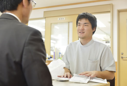 薬の説明をしている様子